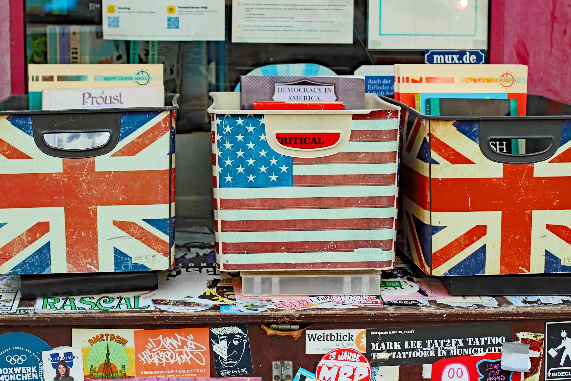 Kolorowe pudełka na książki z flagami USA i Wielkiej Brytanii w księgarni