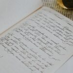 Jak analizować sonety renesansowe: schemat budowy, rymy i gradacja znaczeń Zbliżenie na eleganckie pismo w otwartym notesie w stylu vintage